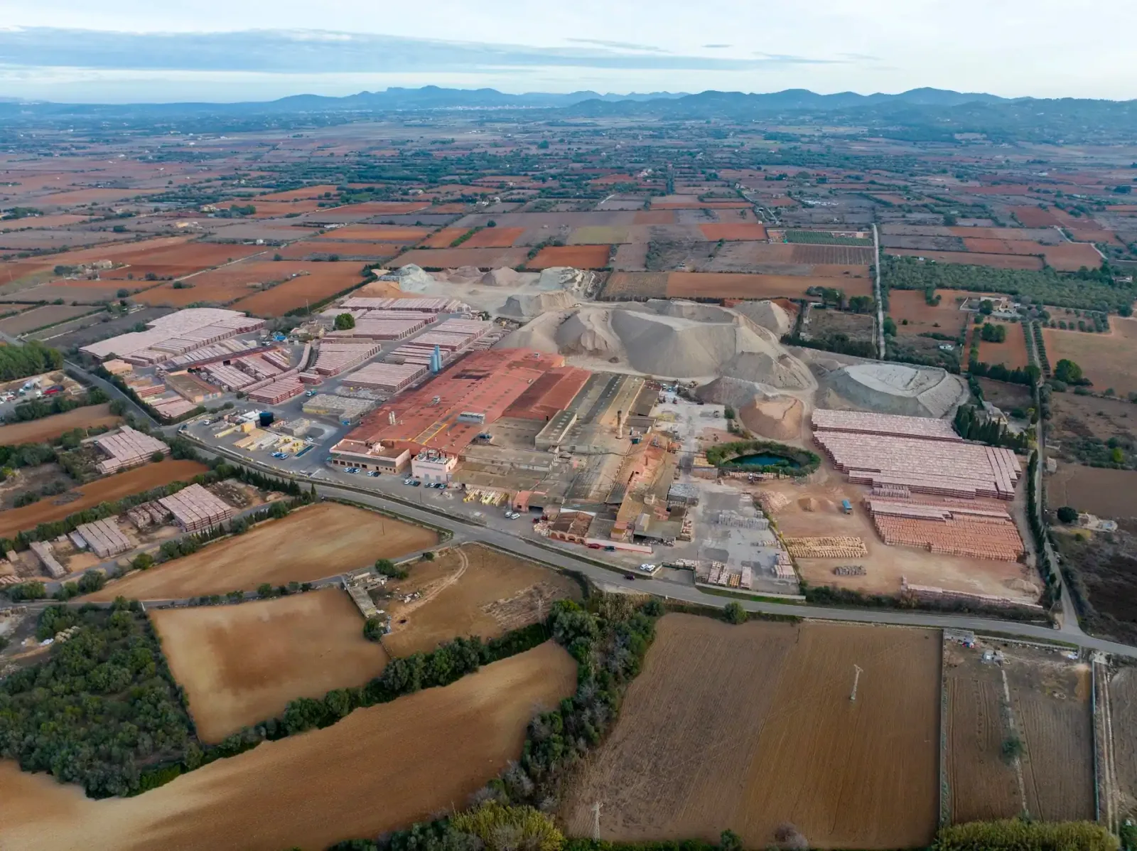 Vista aérea de la fábrica de Ladrillerías Mallorquinas en Mallorca